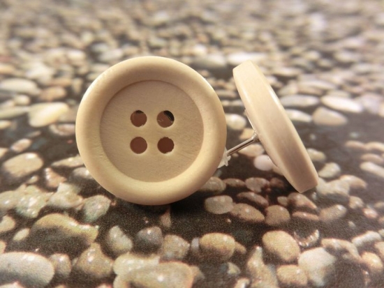 Preview: Schlichte beige Holzknopf Ohrstecker Natur Button